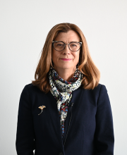 Anne C. Posthuma - Directora